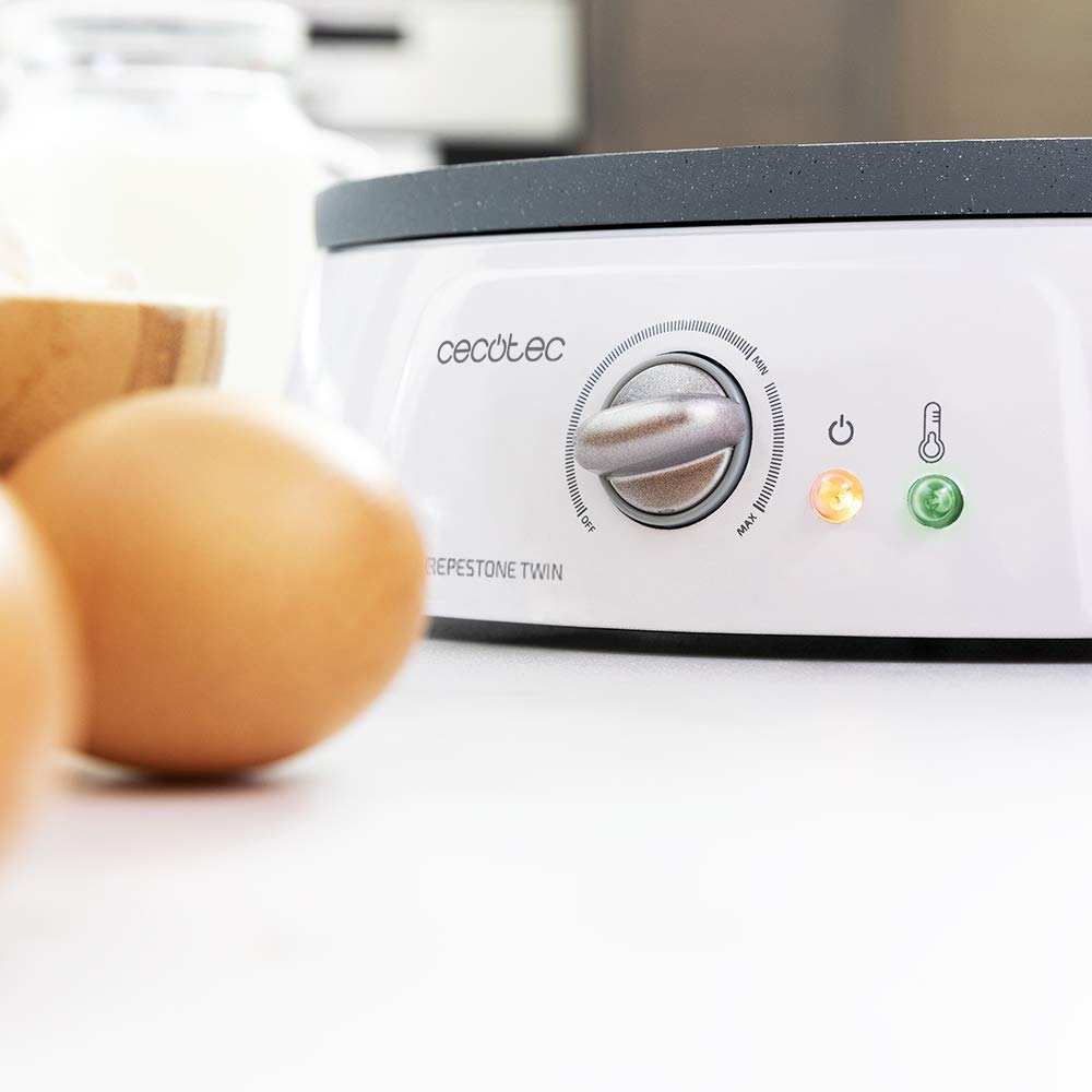 Cecotec Crepera Eléctrica Fun Creepy. Potencia 1200W, Revestimiento Antiadherente, Rodillo espaciador y Espátula, Potencia regulable, Indicador Luminoso, 30,5cm Diámetro