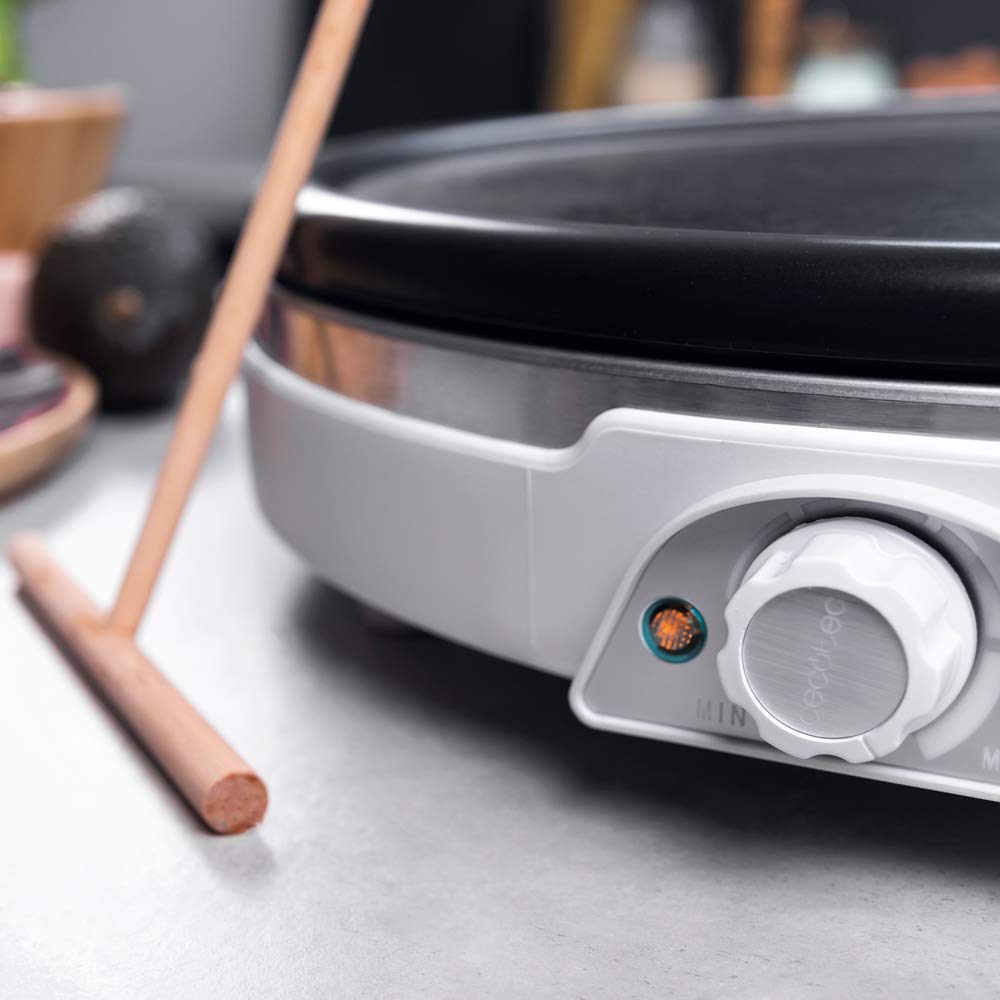 Cecotec Crepera Eléctrica Fun Creepy. Potencia 1200W, Revestimiento Antiadherente, Rodillo espaciador y Espátula, Potencia regulable, Indicador Luminoso, 30,5cm Diámetro